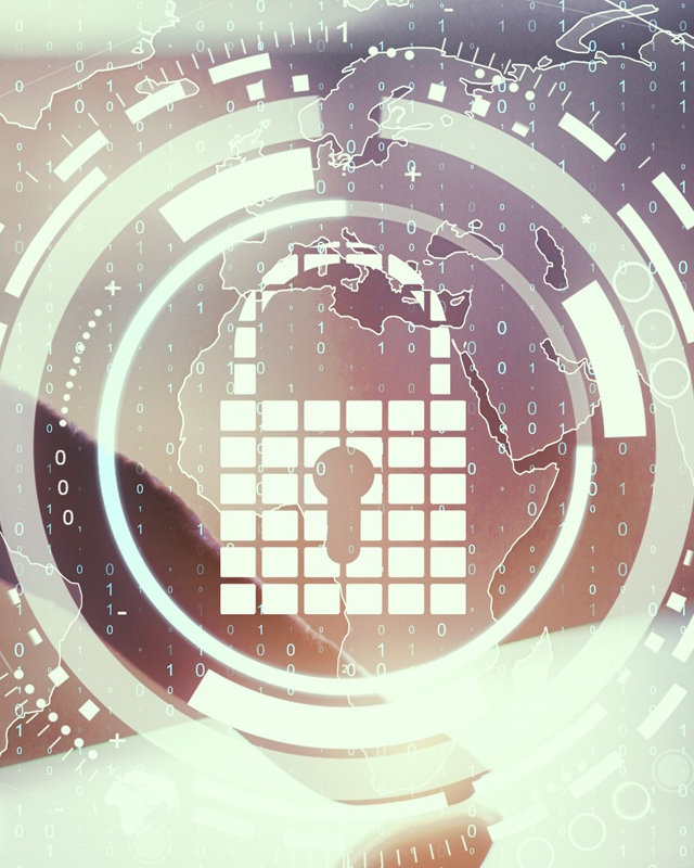 egy kép amin egy billentyűzet és női kezek felett egy illusztráció szerepel az információ biztonság elemeiről