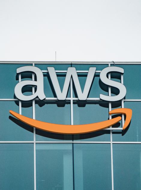 egy épület képe, rajta az AWS logójával