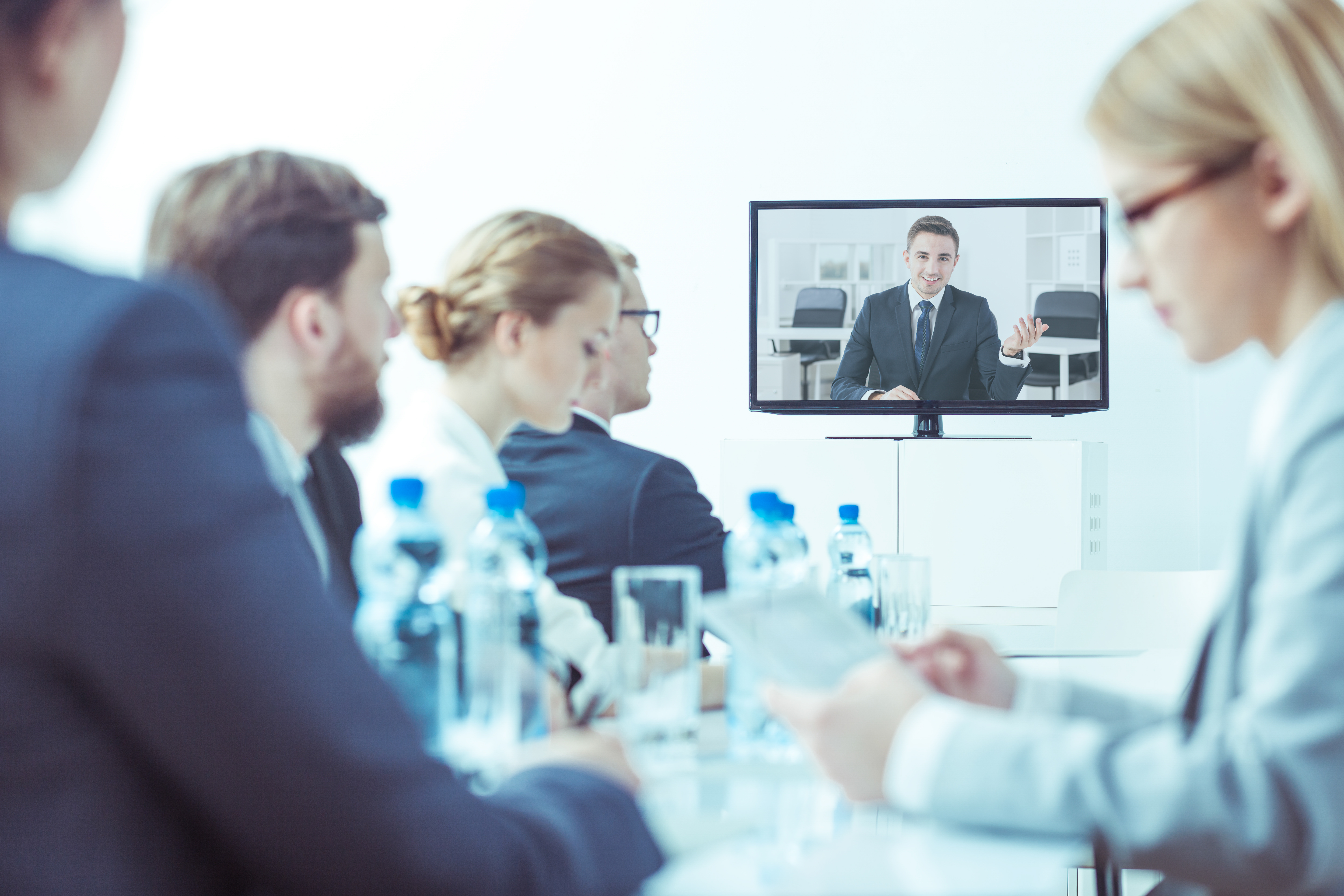 Videókonferencián tárgyaló emberek