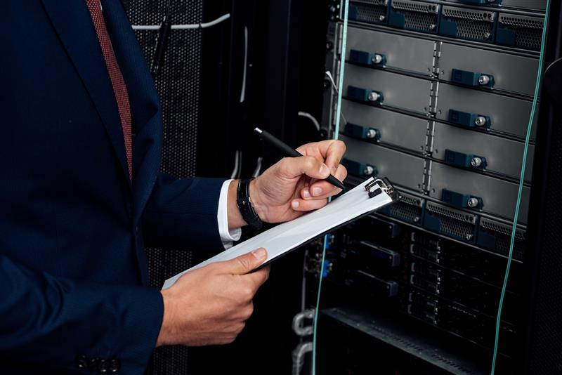 háttérkép egy üzemeltetési szakértővel az előtérben